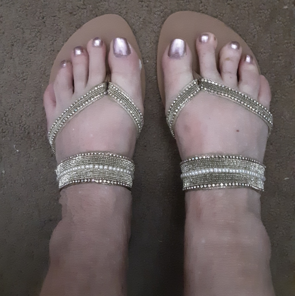 Womens METRO thong sandals, size 10.